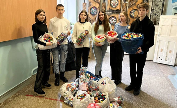студенти ЗЕФК зібрали майже 35 кг пластикових кришечок