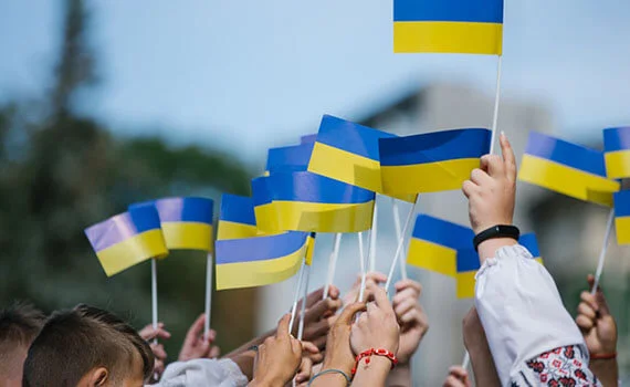 фото студентів з прапорами України 