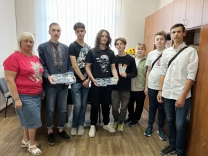 Фото з передачею 2 наборів для навчання Arduino коледжу